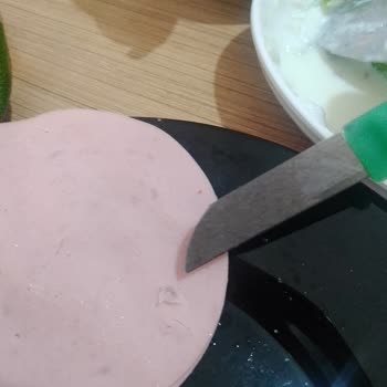 Lezita Piliç Salamda Ağır Koku Ve Yabancı Madde Şoku