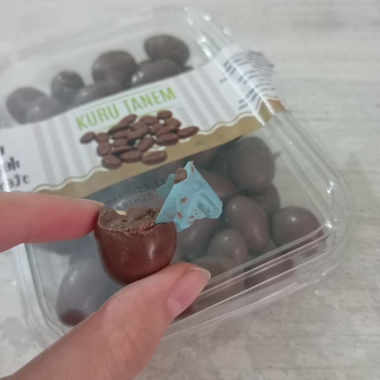 Çikolatalı Draje Paketinden Eldiven Çıkması Hijyen Endişesi