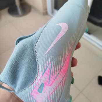 Nike Kramponunda Kısa Sürede Deformasyon Ve Renk Solması Şoku