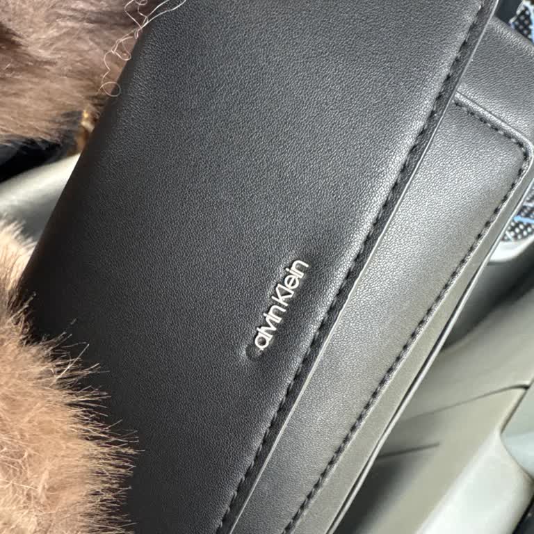 Calvin Klein Çanta Amblemi Zamanla Çıktı, Çözüm Bekliyorum