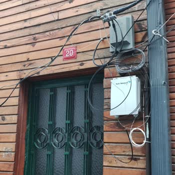 Evime İzinsiz İnternet Kutusu Takıldı Tehlike Ve Görüntü Kirliliği Oluştu