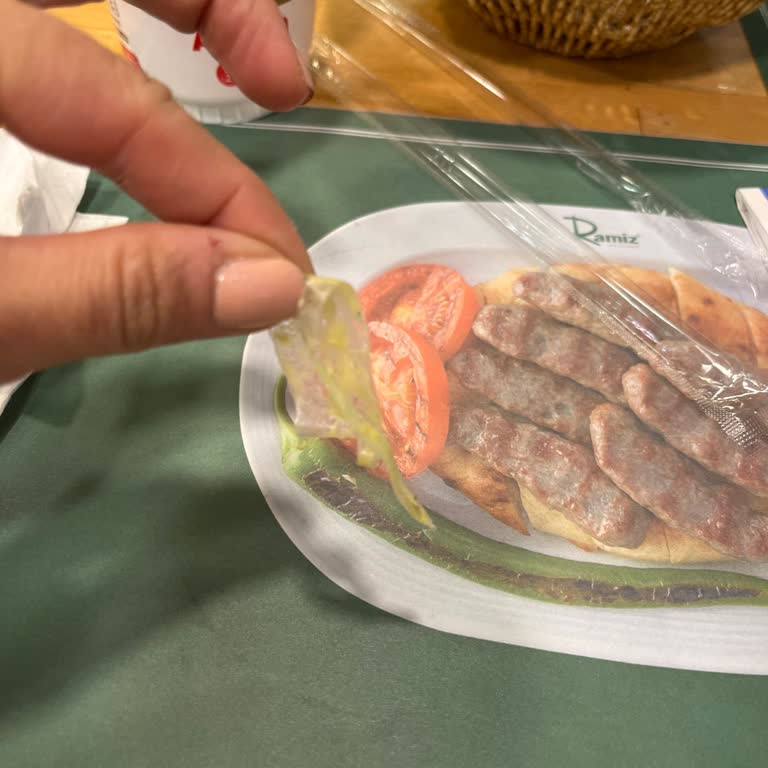 Köfteci Ramiz Çorbanın İçinden Plastik Parça Çıkması Ve İlgisiz Yaklaşım