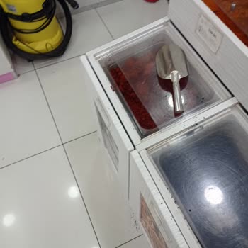 Kaya Çiftliği'nde Reyon Kapaklarının Sürekli Açık Kalması Hijyen Sorunu Yaratıyor