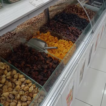 Kaya Çiftliği'nde Reyon Kapaklarının Sürekli Açık Kalması Hijyen Sorunu Yaratıyor