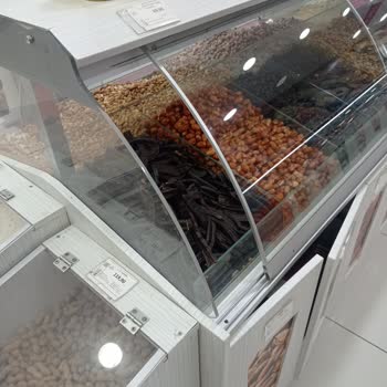 Kaya Çiftliği'nde Reyon Kapaklarının Sürekli Açık Kalması Hijyen Sorunu Yaratıyor