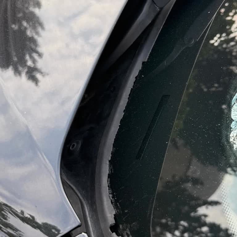 BMW 316i Ön Cam Altı Plastik Parça Deformasyonu Ve Ücretsiz Değişim Talebi