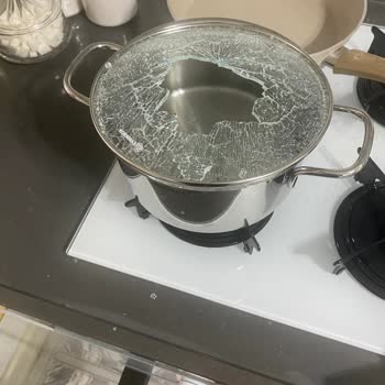 Korkmaz Yeni Alınan Tencerenin Cam Kapağı Aniden Patladı, Mağduriyet Yaşadım