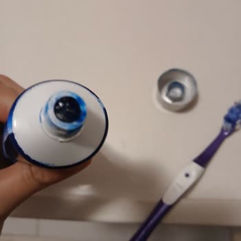 Signal White Now Diş Macunundaki Mavi Boya Diş Fırçasından Çıkmıyor Endişeliyim