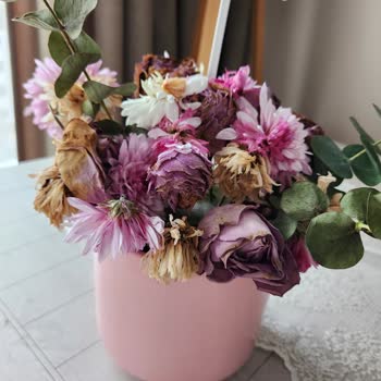 Doğum Günümde Solmuş Ve Bayat Çiçek Gönderildi