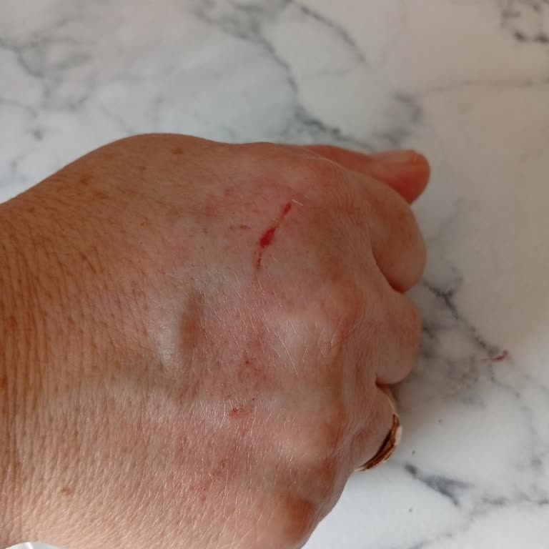 Mağaza Çalışanının Saldırgan Tavrı Ve Yönetimin İlgisizliği Mağdur Etti