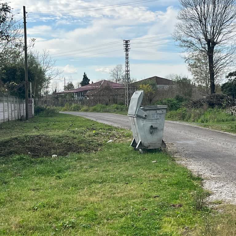 Mahallede İstenmeyen Çöp Konteyneri Nedeniyle Dayanılmaz Koku Ve Rahatsızlık