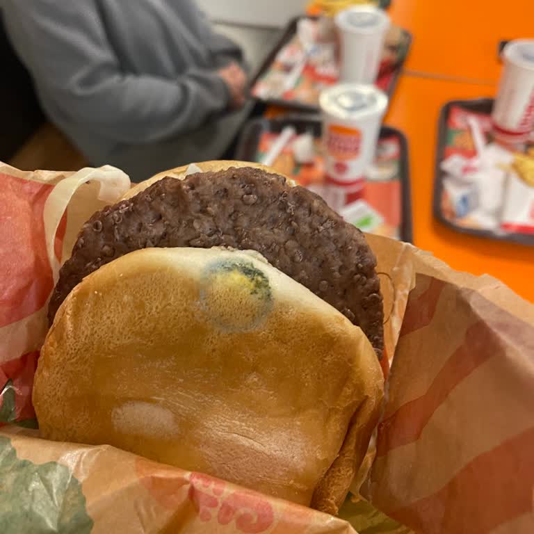 Burger King Şubesinde Küflü Ekmek Ve Yetersiz Hijyen Önlemleri