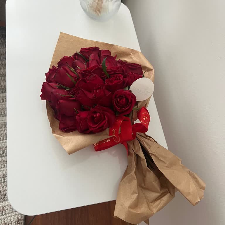 Görseldekiyle Alakasız Ve Kokusu Olmayan Gül Aranjmanı Hayal Kırıklığı