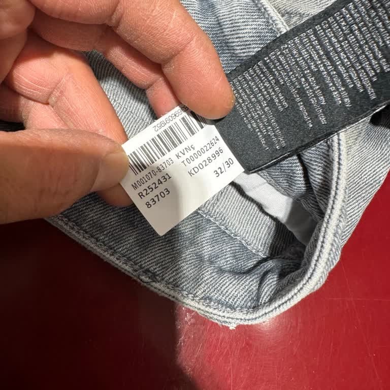 Mavi Pantolonda Dikiş Açılması Ve İlgisiz Mağaza Yaklaşımı