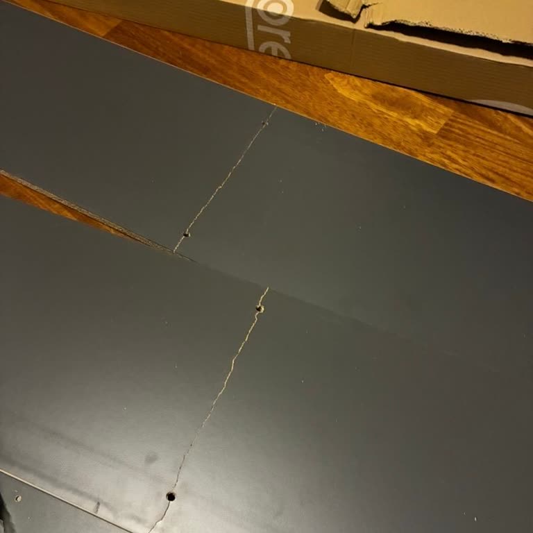 Kırık Kitaplık Parçaları Ve İlgisiz Müşteri Hizmetleri Mağduriyeti