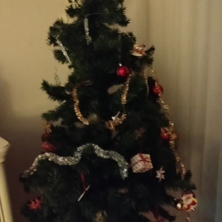 Aldığım Yapay Yılbaşı Ağacı Sağlığımızı Tehdit Ediyor: Ağır Plastik Kokusu Sorunu