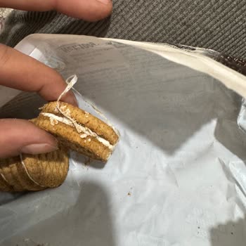 Eti Burçak Sütlü Kremalı Bisküvide Jelatin Benzeri Yabancı Madde Tedirginliği