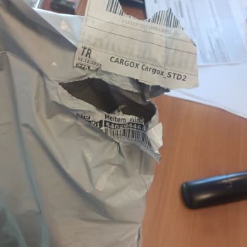 Yırtılmış Ve Karıştırılmış Kargo Paketi Güvenimi Sarsıyor