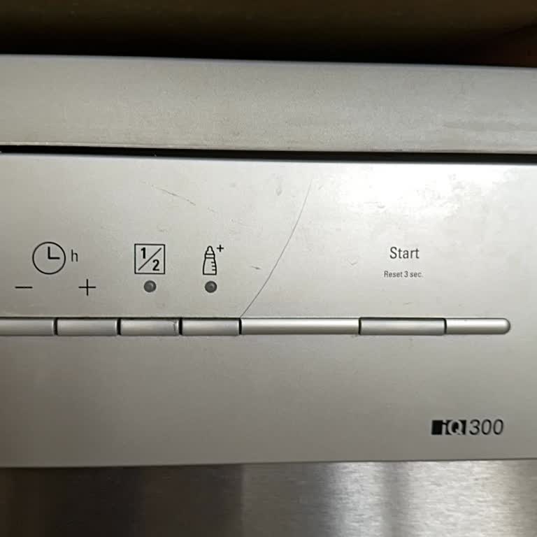 Siemens IQ300 Bulaşık Makinesi Kapak Panelinde Kendiliğinden Çatlak Oluşması