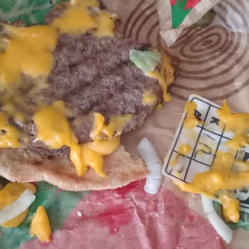 Hamburgerin İçinden Çıkan Kağıt Parçası Ve Kaba Personel Mağduriyeti