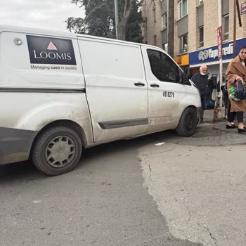 Yapı Kredi Şirket Aracının Yol Kapatması Ve Görevlinin Saygısız Tutumu