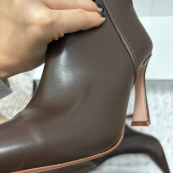 Kısa Sürede Deforme Olan Ayakkabı Ve İlgisiz Mağaza Çalışanları