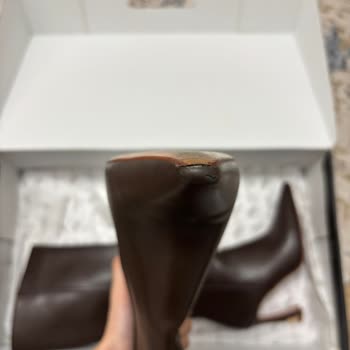 Kısa Sürede Deforme Olan Ayakkabı Ve İlgisiz Mağaza Çalışanları