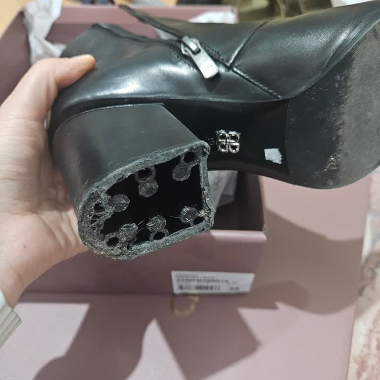 Bir Kez Giyilen Botun Topuğu Ve Tabanı Düştü: Hayal Kırıklığı!