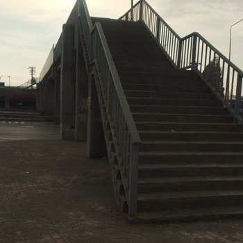 Gebze Beylikbağı Üst Geçidinde Asansör Veya Yürüyen Merdiven Yokluğu Mağduriyet Yaratıyor