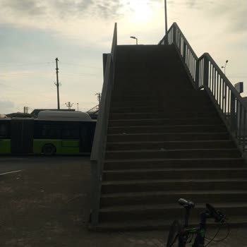 Gebze Beylikbağı Üst Geçidinde Asansör Veya Yürüyen Merdiven Yokluğu Mağduriyet Yaratıyor