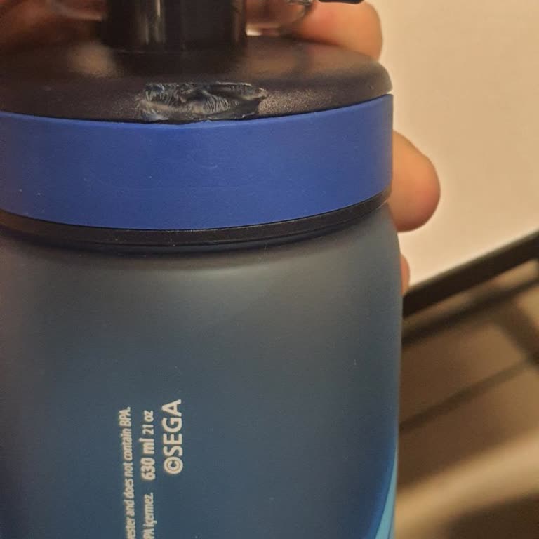 Kırılan Matara İçin İlgisiz Ve Umursamaz Mağaza Yönetimi