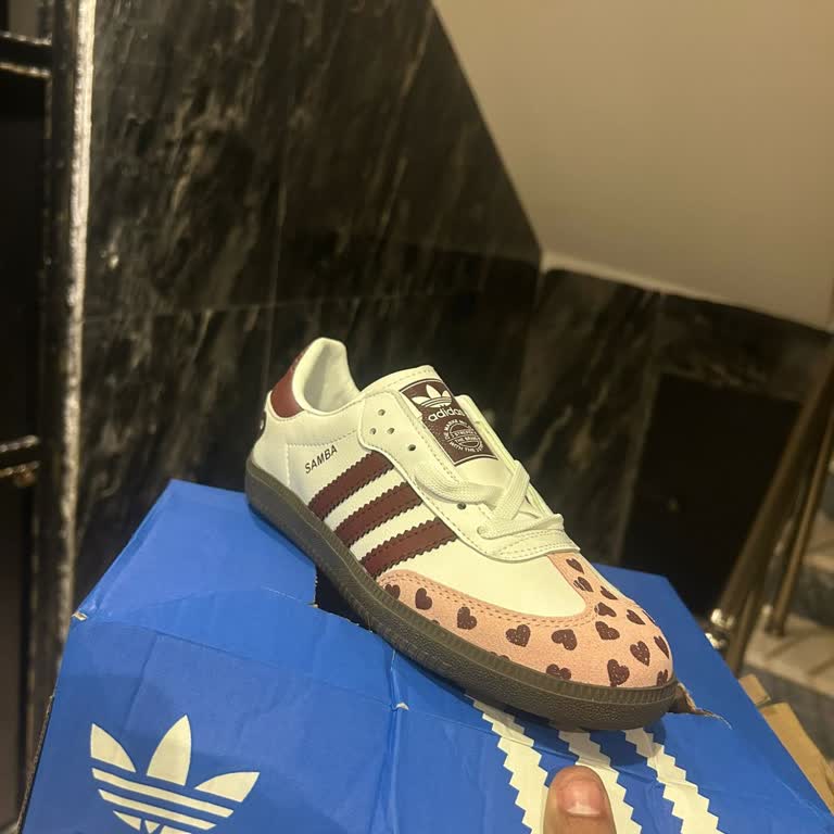 Sipariş Verdiğim Ayakkabı Yerine Farklı Ürün Gönderildi, İade Ve İletişim Sorunu Yaşıyorum