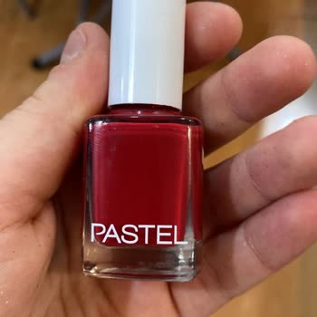 Pastel Kozmetik Ojeyi Çıkardığımda Tırnaklarımın Sarardığını Fark Ettim