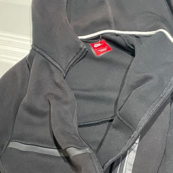 Yeni Alınan Nike Sweatshirtte Renk Solması Ve Mağazada Yetersiz İnceleme