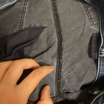 Mavi Kot Pantolonun Kısa Sürede Bacak Arasından Yırtılması Hayal Kırıklığı