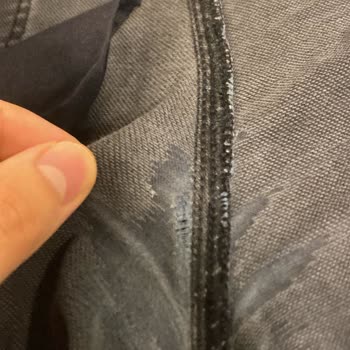 Mavi Kot Pantolonun Kısa Sürede Bacak Arasından Yırtılması Hayal Kırıklığı