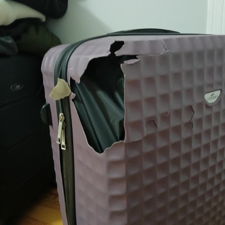 Kırılan Valizime Karşılık Küçük Bavul Ve İlgisizlik