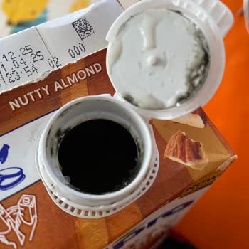 Alpro Süt Son Kullanma Tarihi Geçmemiş Üründe Küf Ve Kötü Görüntü