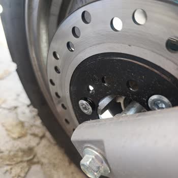 Yeni Alınan Motosiklette Hayati Güvenlik Sorunu: Gevşek Ön Disk Civatası