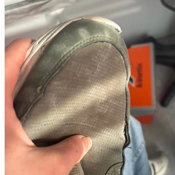 Kısa Sürede Açılan Ayakkabı Dikişleri Ve İlgisiz Mağaza Personeli