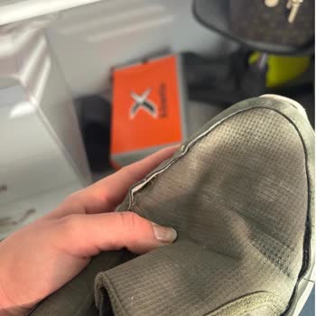 Kısa Sürede Açılan Ayakkabı Dikişleri Ve İlgisiz Mağaza Personeli