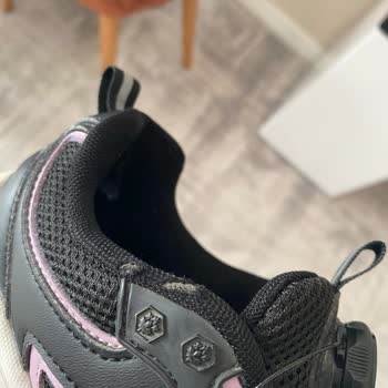 FLO Mağazasından Alınan Çocuk Ayakkabısında Koku Ve Yırtılma, Garanti Reddi Mağduriyeti