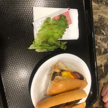 Hastane İçinde Çürük Malzemeyle Satılan Sandviç Ve İlgisiz Çalışan