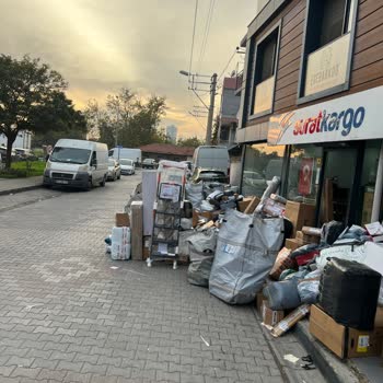 Kargom Günlerdir Teslim Edilmedi Kaldırımda Güvensiz Ve Sorumsuzca Bekletiliyor