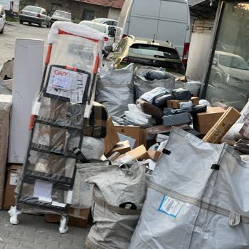 Kargom Günlerdir Teslim Edilmedi Kaldırımda Güvensiz Ve Sorumsuzca Bekletiliyor