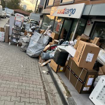 Kargom Günlerdir Teslim Edilmedi Kaldırımda Güvensiz Ve Sorumsuzca Bekletiliyor