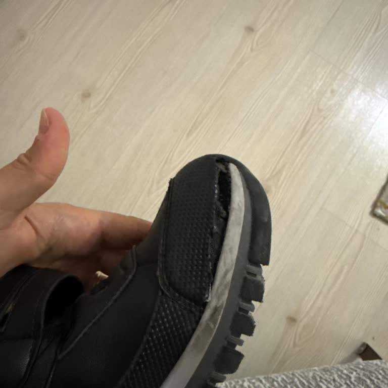 Aldığım Çocuk Botları İkinci Giyişte Yırtıldı, İade Talep Ediyorum