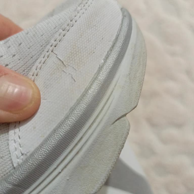 Kısa Sürede Çatlayan Skechers Ayakkabıya Değişim Talebi