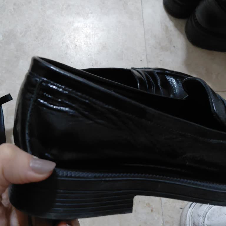 Grada Ayakkabı Kaygan Olması Ve Tamamen Deri Olmasına Rağmen Renk Vermesi