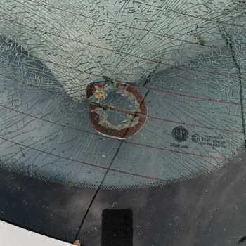 Park Halindeki Araçta Kendiliğinden Patlayan Arka Cam Ve Mağduriyet